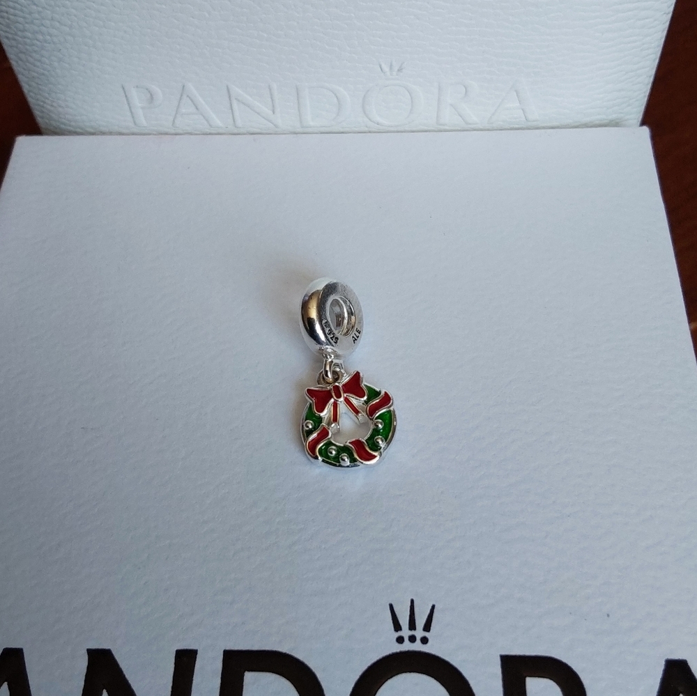 Pandora Moments Retired Christmas Holiday Wreath Dangle Charm 796362ENMX